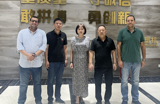 埃及客戶(hù)蒞臨達(dá)力工廠(chǎng)，驗(yàn)收土工膜單/雙面噴糙生產(chǎn)線(xiàn)圓滿(mǎn)完成！